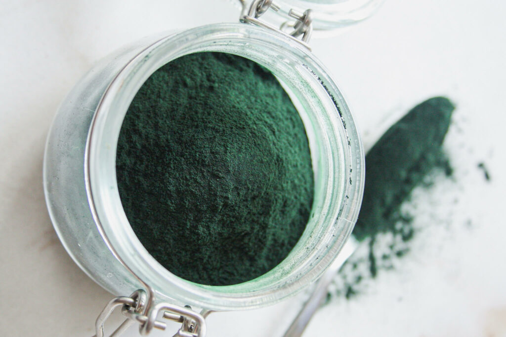 Benefits of Spirulina: what are the effects of the emerald coloured powder?