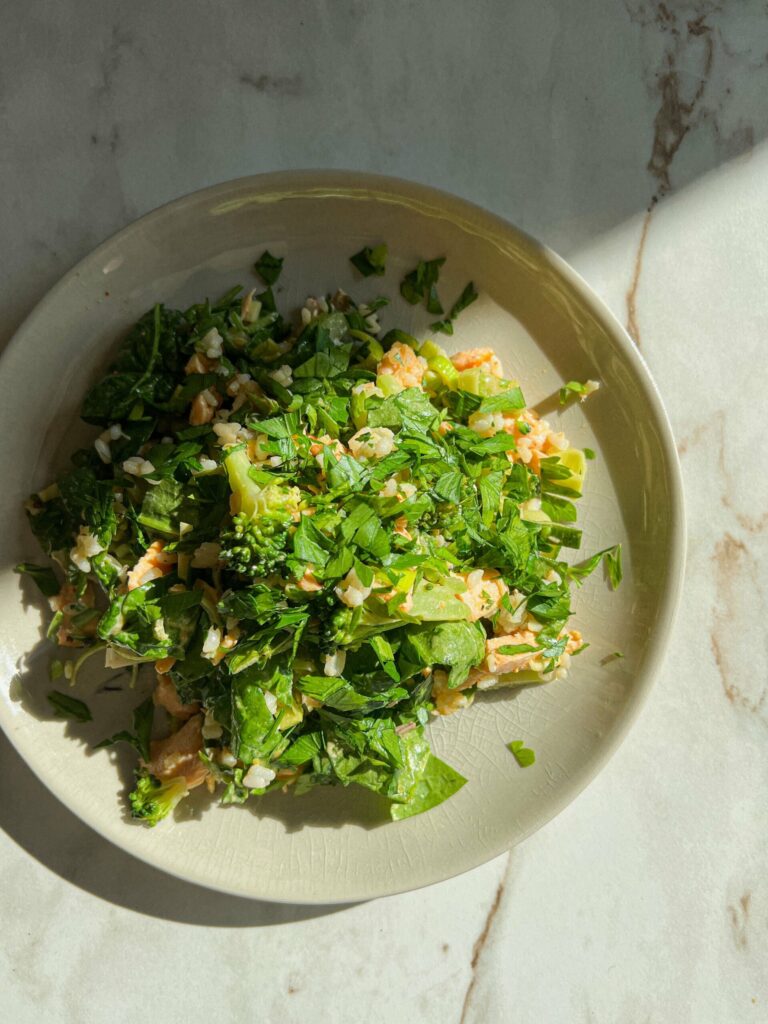 Greens salad with salmon and sriracha dressing