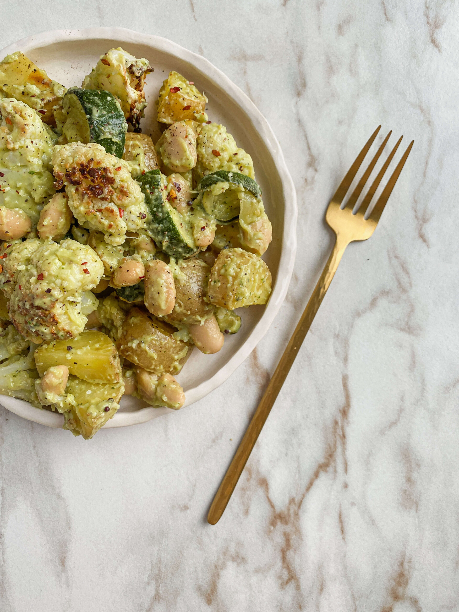 Keptų daržovių salotos su avokado pesto