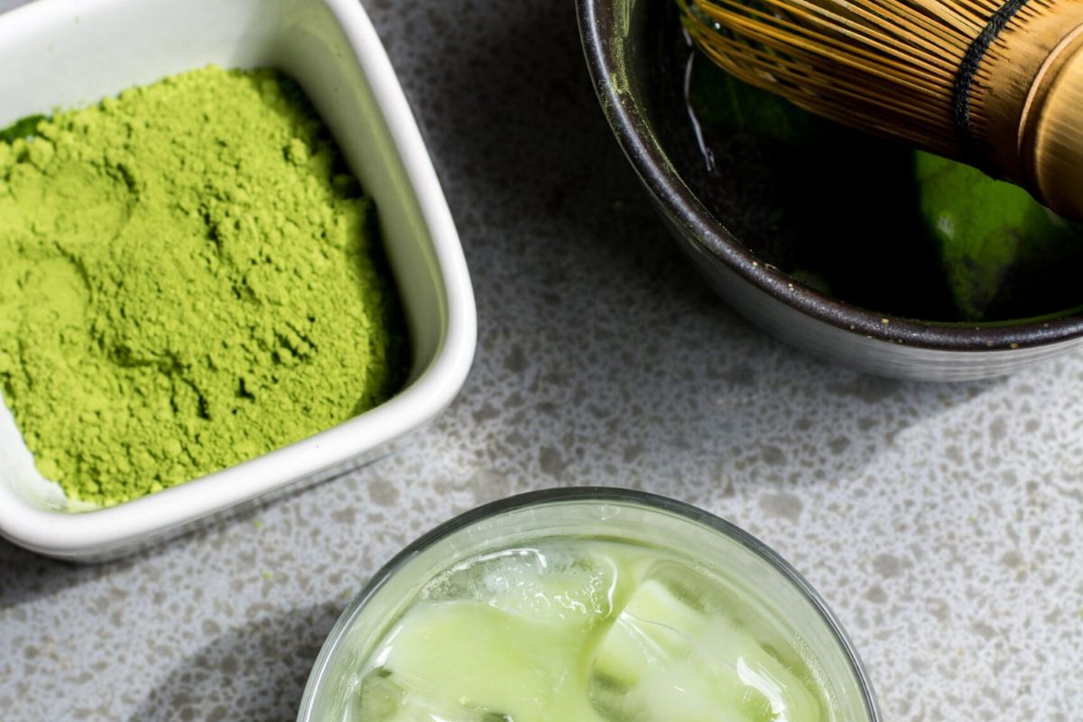 Matcha arbata su šluotele