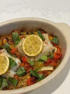 Viduržemio jūros stiliaus menkė su pomidorais, pankoliu ir 🍋