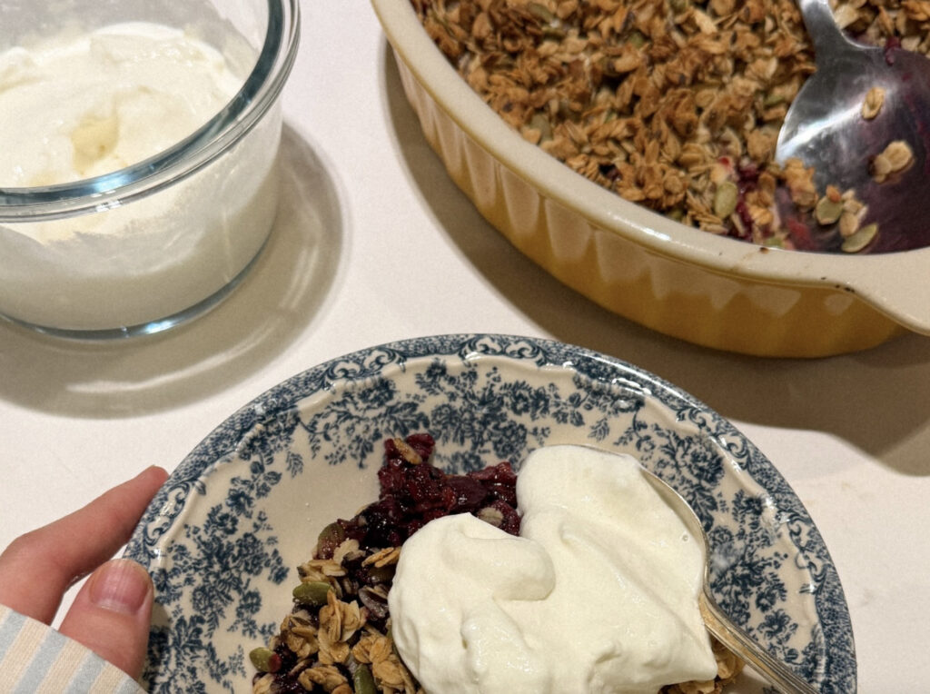 Maistingas uogų “crumble”