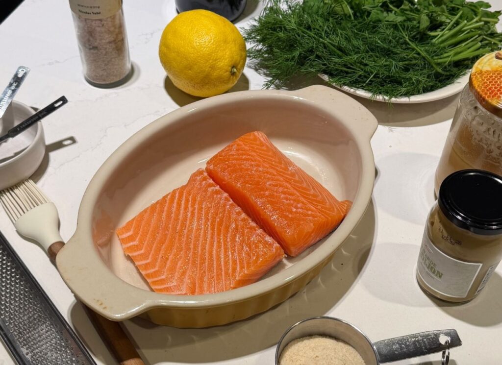 Lašiša su medaus/garstyčių ir žalumynų plutele