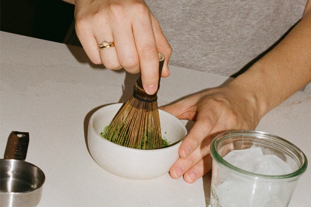 Kaip pasigaminti matcha latte namuose? Gidas, kuris išgelbės tavo rytinį ritualą