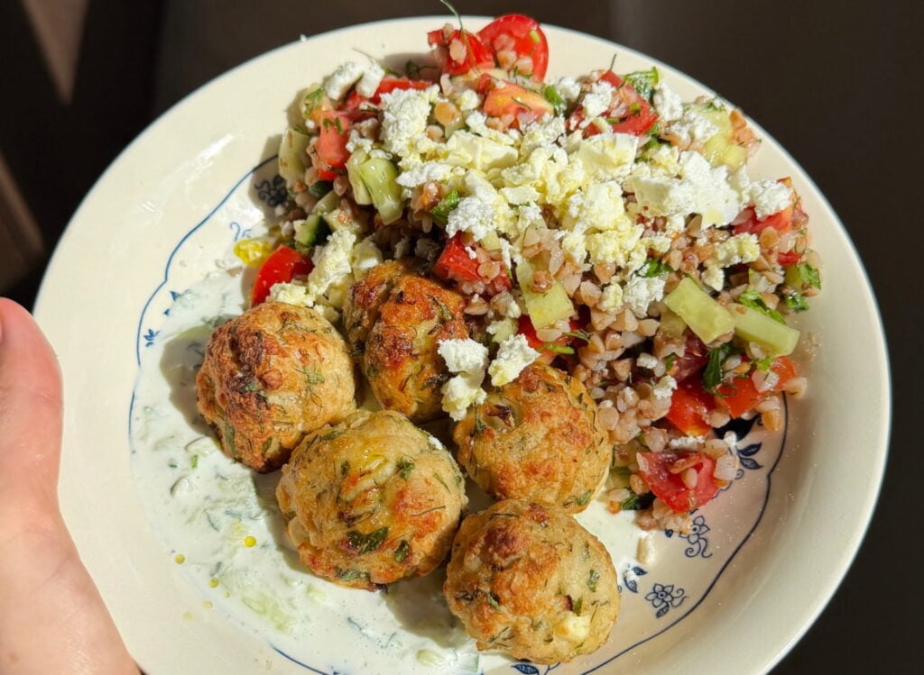 Vištienos “meatballs” su feta ir žalumynais