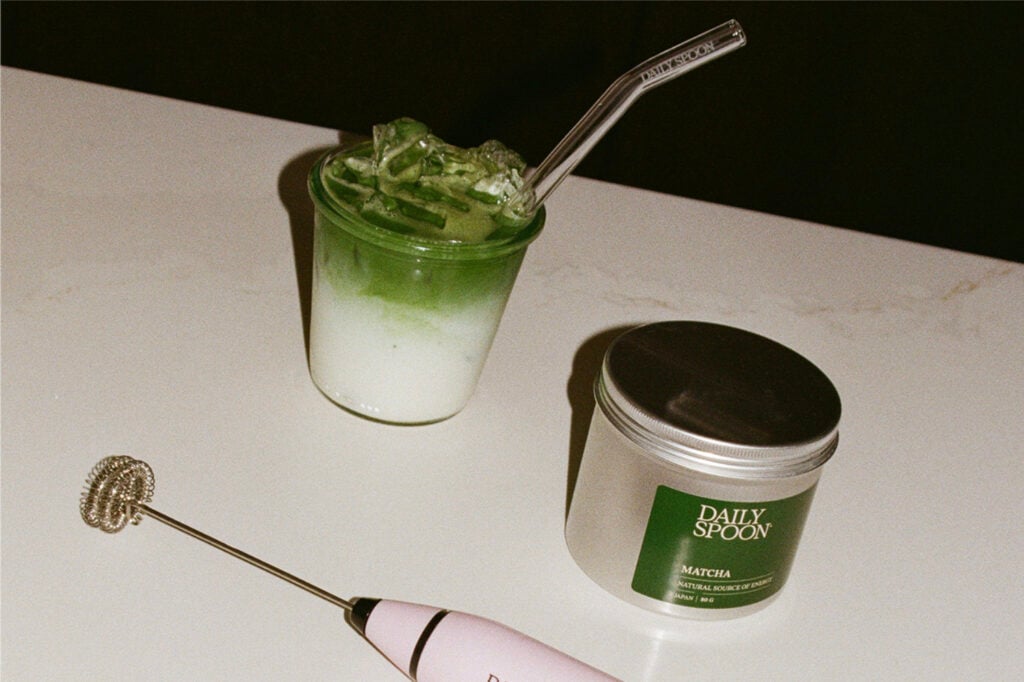 Kaip pasigaminti šaltą matcha latte namuose? (Tobulas vasaros gėrimas per 3 minutes)