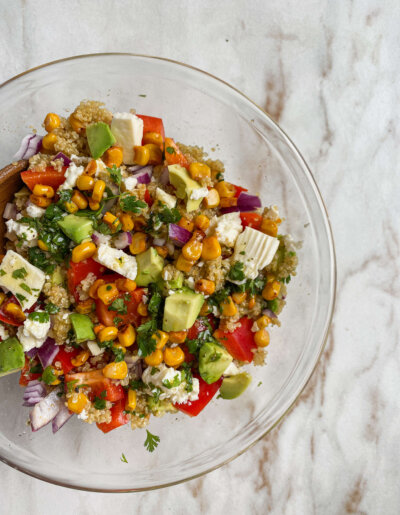 15 MINSOTUMASMeksikietiško stiliaus quinvos salotos su BBQ kukurūzais ir feta
