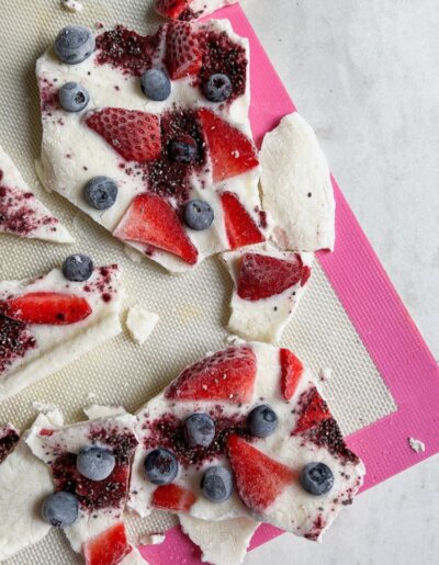 Frozen yogurt bites with berries