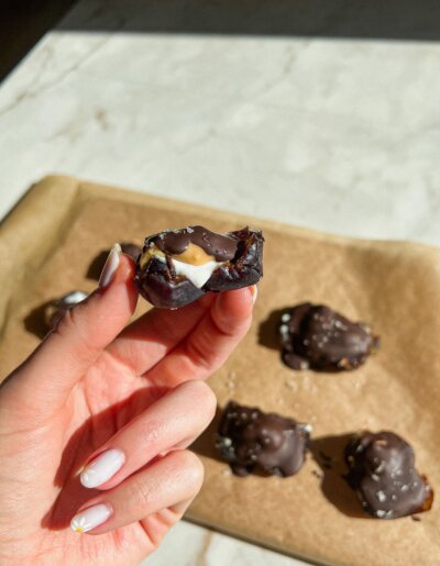 Dates with creamy filling and chocolate